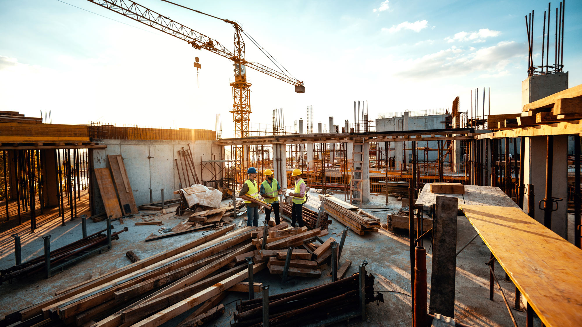 Tre personer på en byggarbetsplats