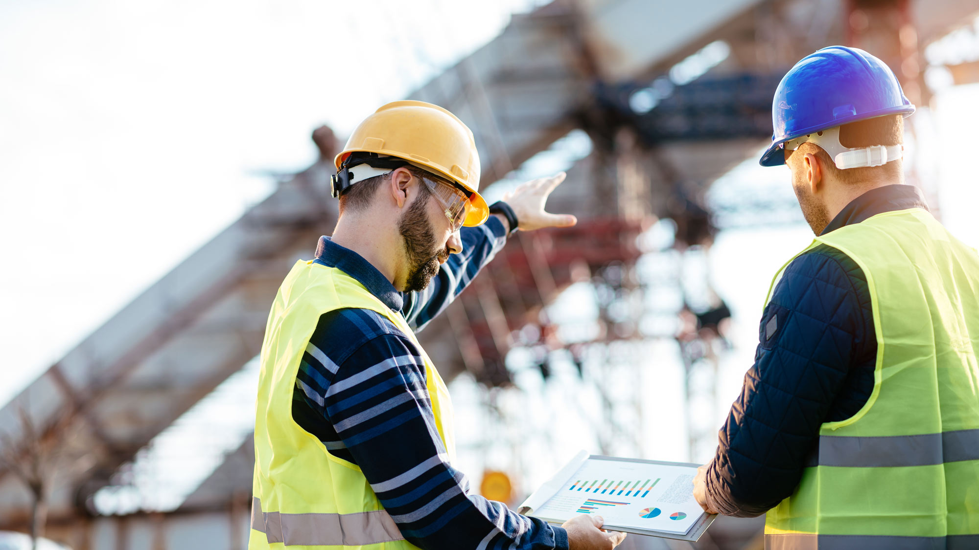 Två personer planerar på en byggarbetsplats