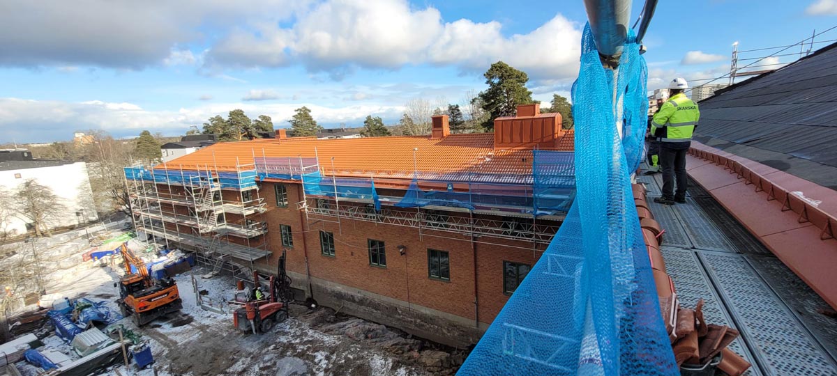 Yttertak som läggs på Hästhagsskolan